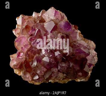 Améthyste violet (citrine) cristal sur matrix isolé sur fond noir Banque D'Images