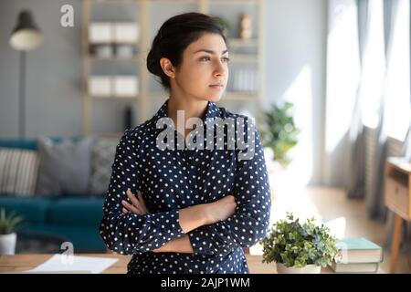 Certains graves indian woman rêvant de succès Banque D'Images