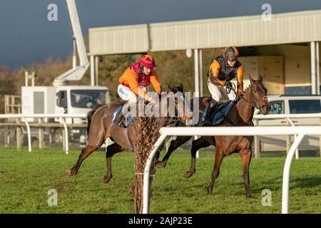 Sir Ivan et mât Class combattre dans la dernière ligne droite à l'hippodrome de Wincanton le samedi 4 janvier 2020. Sir Ivan a remporté. Banque D'Images