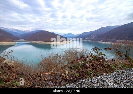 Panorama pittoresque de la Réservoir Zhinvali en hiver. La Géorgie Banque D'Images