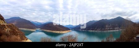 Panorama pittoresque de la Réservoir Zhinvali en hiver. La Géorgie Banque D'Images