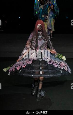 Londres, Royaume-Uni. 05Th Jan, 2020. Charles Jeffrey LOVERBOY AW20 La piste lors de la London Fashion Week d'hommes Janvier 2020 - London, UK 04/01/2020 | Le monde d'utilisation : dpa Crédit photo alliance/Alamy Live News Banque D'Images