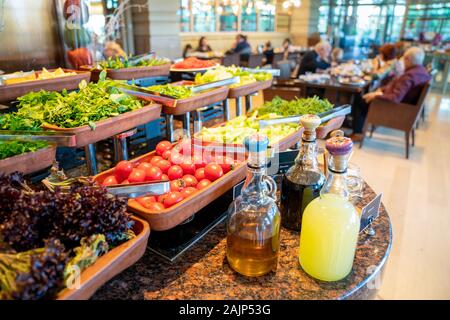 Un délicieux apéritif et buffet de salades avec diverses options dans un restaurant ou hôtel. Banque D'Images