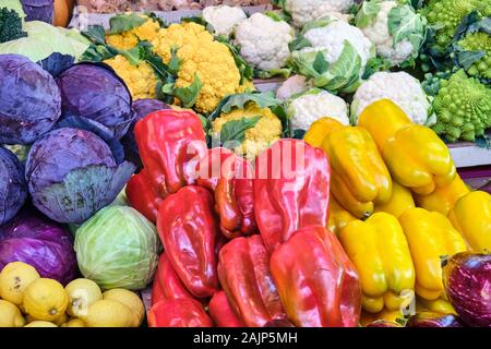 Poivre de cloche, chou et différents types de brocoli à vendre sur un marché à Rome Banque D'Images