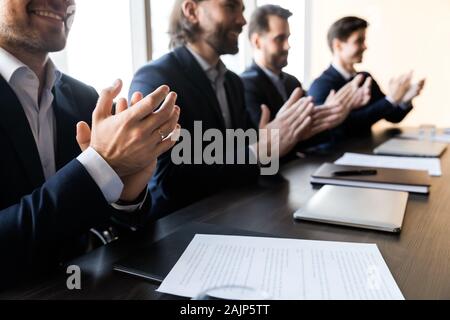 Close up d'hommes d'applaudir à la réunion de l'entreprise Banque D'Images