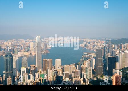 Hong Kong, Chine - Novembre 2019 : skyline de Hong Kong, ville Vue aérienne du Pic Victoria sur sunny day Banque D'Images