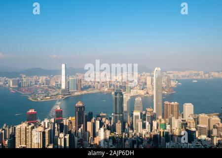 Hong Kong, Chine - Novembre 2019 : skyline de Hong Kong, ville Vue aérienne du Pic Victoria sur sunny day Banque D'Images