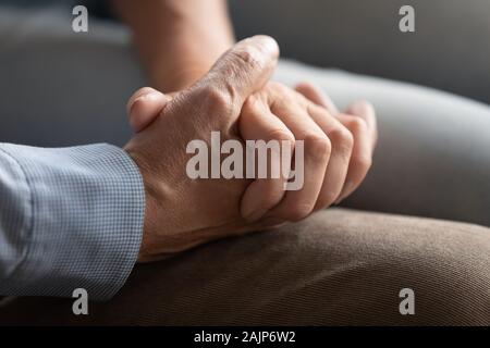 Vue rapprochée du vieux couple holding hands Banque D'Images