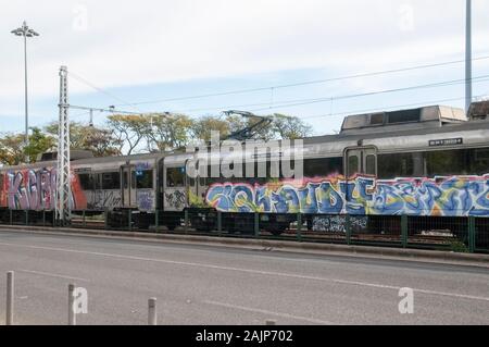 Le graffiti peint sur un train. Photographié à Belém, Lisbonne, Portugal gare Banque D'Images