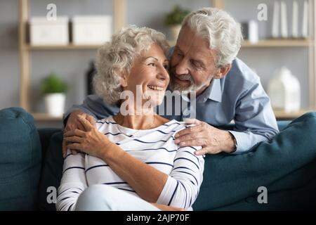 Vieux couple mariés heureux venez profiter d'agréables moments ensemble à l'intérieur Banque D'Images
