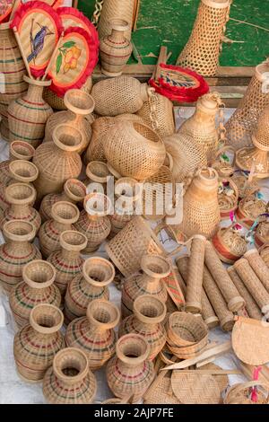 Bois, bambou artisanal indien et panier tissé à la main et à la vente de conteneurs Banque D'Images