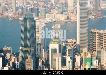 Hong Kong, Chine - Novembre 2019 : skyline de Hong Kong, ville Vue aérienne du Pic Victoria sur sunny day Banque D'Images