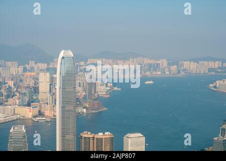 Hong Kong, Chine - Novembre 2019 : skyline de Hong Kong, ville Vue aérienne du Pic Victoria sur sunny day Banque D'Images