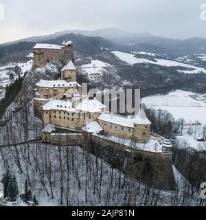 Vue aérienne du château d'Orava, Oravsky Podzamok en hiver, Slovaquie Banque D'Images