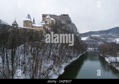 Vue aérienne du château d'Orava, Oravsky Podzamok en hiver, Slovaquie Banque D'Images