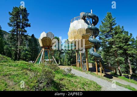 Jerzens, Autriche - 24 juin 2016 : Zirbenpark, aire privilégiée et d'un belvédère avec spiral slide en randonnée de montagne Hochzeiger Banque D'Images