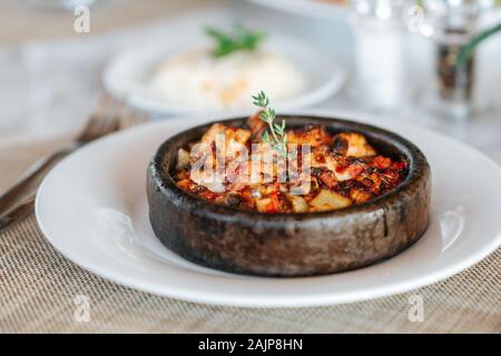 Une casserole de poulet épicé délicieux avec du riz est servi dans une élégance un restaurant ou un hôtel. Banque D'Images