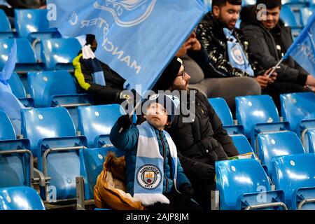 4e janvier 2020, Etihad Stadium, Manchester, Angleterre ; unis en FA Cup, Manchester City v Port Vale : un jeune fan de Manchester City waves son drapeau avant le Crédit : Simon Whitehead/News Images Banque D'Images