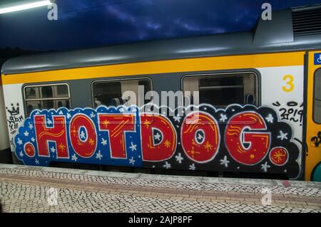 Le graffiti peint sur un train. Photographié dans la gare de Sintra, Portugal Banque D'Images