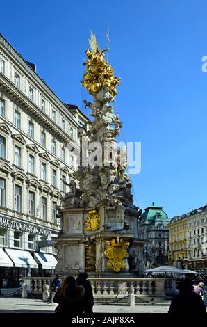 Vienne, Autriche - 24 Avril 2011 : personnes non identifiées sur Graben avec colonne de la peste dans la ville au patrimoine mondial de l'UNESCO Banque D'Images