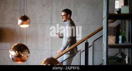 Bel homme d'affaires exécutif, directeur général, collaborateur à l'espace de bureau Banque D'Images