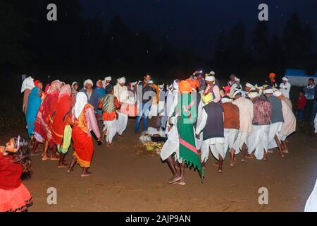Le Madhya Pradesh / INDE / 15 décembre 2019 : La danse folklorique traditionnelle de la tribu des Indiens, dont des groupes de femmes et les hommes dansent en faisant Banque D'Images