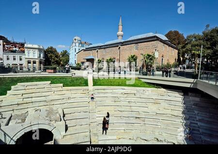 Plovdiv, Bulgarie - 23 septembre 2016 : Unidenitfied les gens sur Stade Romain carré avec Dzhumaya mosque, monument et une attraction touristique, Banque D'Images