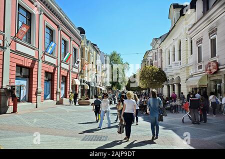 Plovdiv, Bulgarie - 23 septembre 2016 : des personnes non identifiées, immeubles et commerces en Knyaz Aleksandar Street, rue commerçante et piétonne préférée Banque D'Images