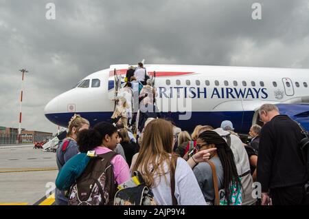 Venise, Italie - 22 MAI 2019 : d'attente des passagers à bord d'un British Airways Airbus A319 avion à l'aéroport Marco Polo, à Venise. Banque D'Images