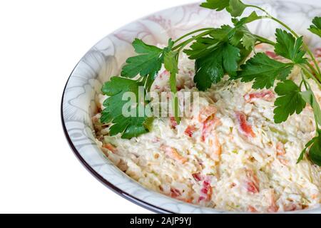 Salade de riz, de légumes avec la mayonnaise dans un bol sur un fond blanc Banque D'Images