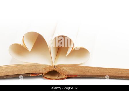 Coeur en blank pages de livre, aimer la lecture, notion de Jour de Valentines Banque D'Images