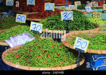 Poivre vert frais de vente au marché de nuit de Bangkok Banque D'Images