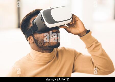 La technologie VR. Homme noir portant des lunettes de réalité virtuelle l'expérience de technologies novatrices, copy space Banque D'Images