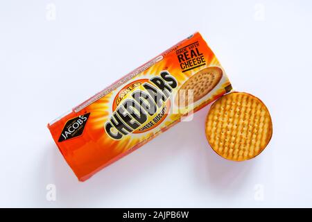 Sachet de Jacob's de Cheddars, des biscuits au fromage au four de Cheddars, ouvert pour afficher contenu isolé sur fond blanc Banque D'Images