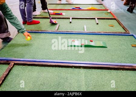 Méconnaissable les enfants jouent au golf miniature, des activités pour les enfants. Banque D'Images