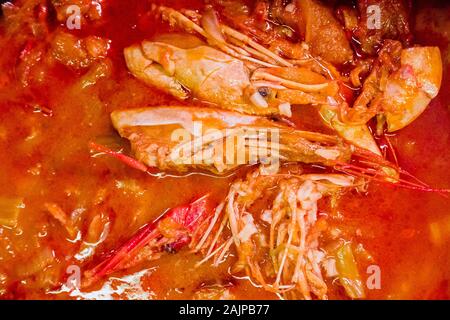 Close-up d'un pot à concocter un ragoût de fruits de mer avec crevettes, des plats typiquement méditerranéens. Banque D'Images