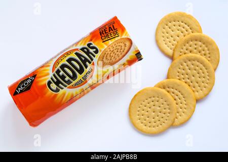 Sachet de Jacob's de Cheddars, des biscuits au fromage au four de Cheddars, ouvert pour afficher contenu isolé sur fond blanc Banque D'Images