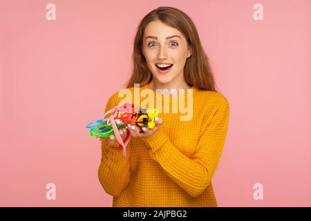 L'optique et de lunettes. Portrait de jeune fille excité surpris gingembre en détenant plusieurs pull lunettes colorées et à la surpris choqué à camer Banque D'Images