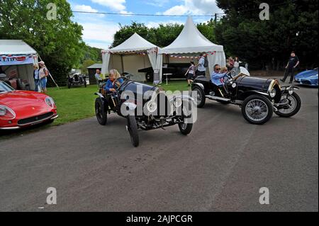 Les conducteurs qui inversent une paire de voitures Bugatti anciennes à Prescott Hill Climb, Gloucestershire Banque D'Images