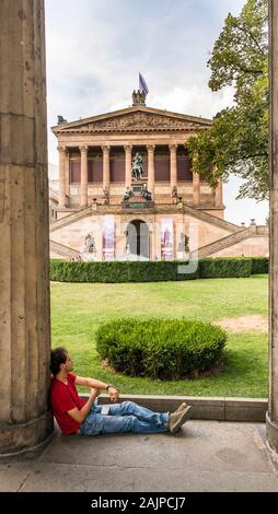 Jeune homme en faisant une pause dans les jardins de l'alte nationalgalerie, ancienne galerie nationale Banque D'Images