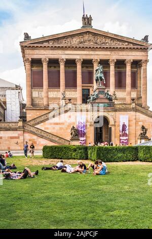 Les visiteurs de vous détendre dans les jardins de l'alte nationalgalerie, ancienne galerie nationale Banque D'Images