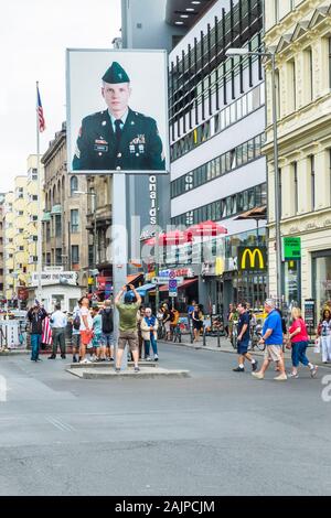 Les visiteurs à Checkpoint Charlie Banque D'Images