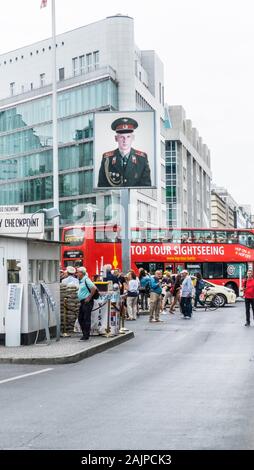 Les visiteurs et les bus de tourisme à Checkpoint Charlie Banque D'Images