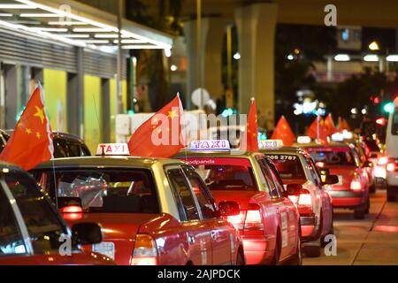 Beijing, Chine. Août 23, 2019. Drapeaux nationaux chinois suspendus Taxis participer à un rassemblement en faveur de la paix à Hong Kong, Chine du sud, le 23 août, 2019. Credit : Liu Dawei/Xinhua/Alamy Live News Banque D'Images