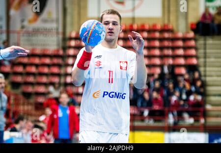 Santander, Espagne. 5 janvier, 2020. Maciej Majdzinski (Pologne) contrôle le ballon au cours de match de hand de 'Domingo mémoire internationale 14 novembre' entre le Portugal et la Pologne au centre de sports Vicente Trueba le 5 janvier 2020 à Torrelavega (Espagne). © David Gato/Alamy Live News Banque D'Images