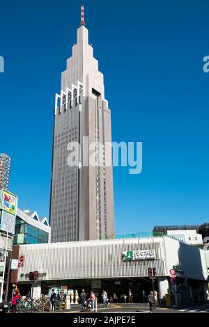 Yyogi JR Station et le NTT Docomo Yoyogi Building, Shinjuku, Tokyo, Japon Banque D'Images