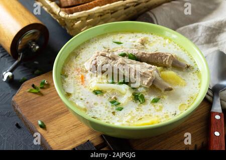 Sex soupe maison avec de la viande des côtes et les légumes sur un comptoir en pierre. Banque D'Images