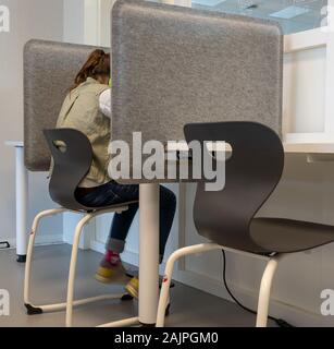 / NIJMEGEN Pays-bas-Septembre 13, 2019 : l'école moderne au profit d'enfants de moins de 12 ans. Les enfants sont occupés à effectuer une cession de Banque D'Images