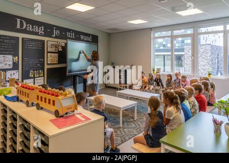 / NIJMEGEN Pays-bas-Septembre 13, 2019 : des enfants assis dans une salle de classe à l'écoute de l'enseignant. Professeur est écrit sur un blakboard Banque D'Images