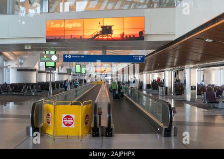 Tapis roulant dans le terminal de l'aéroport de LAX Banque D'Images